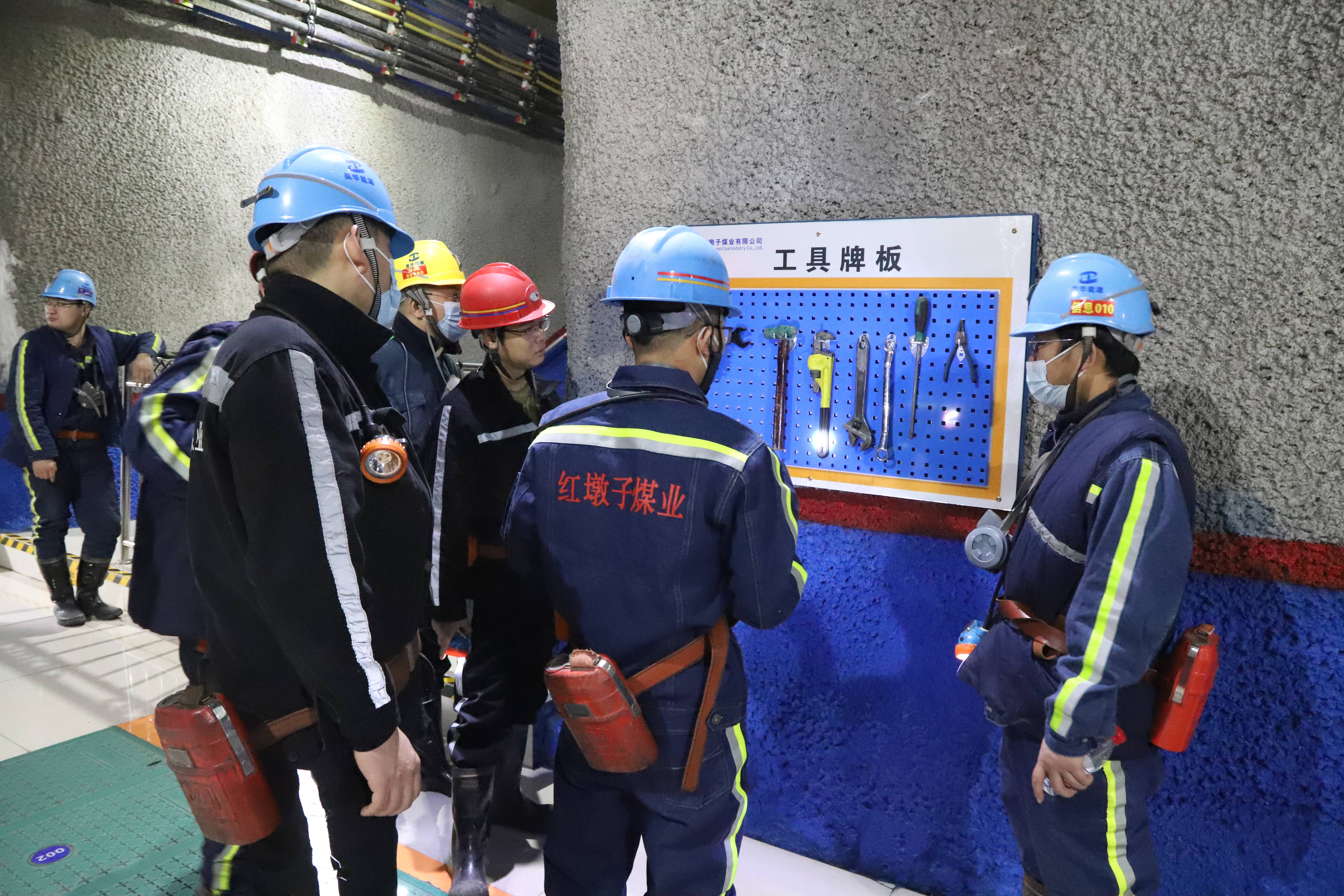 红墩子煤业组织开展“五精”治理现场交流学习运动_亚星yaxin